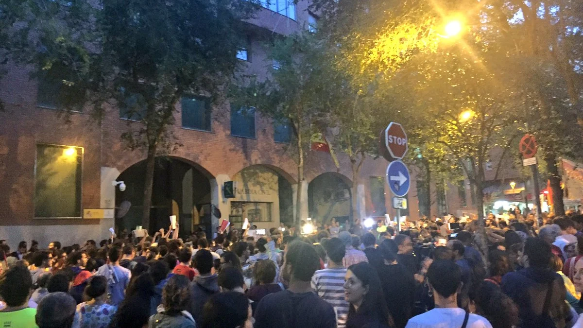 Gritos de "Libertad detenidos" y "Fuera las fuerzas de ocupación" frente al cuartel de la Guardia Civil