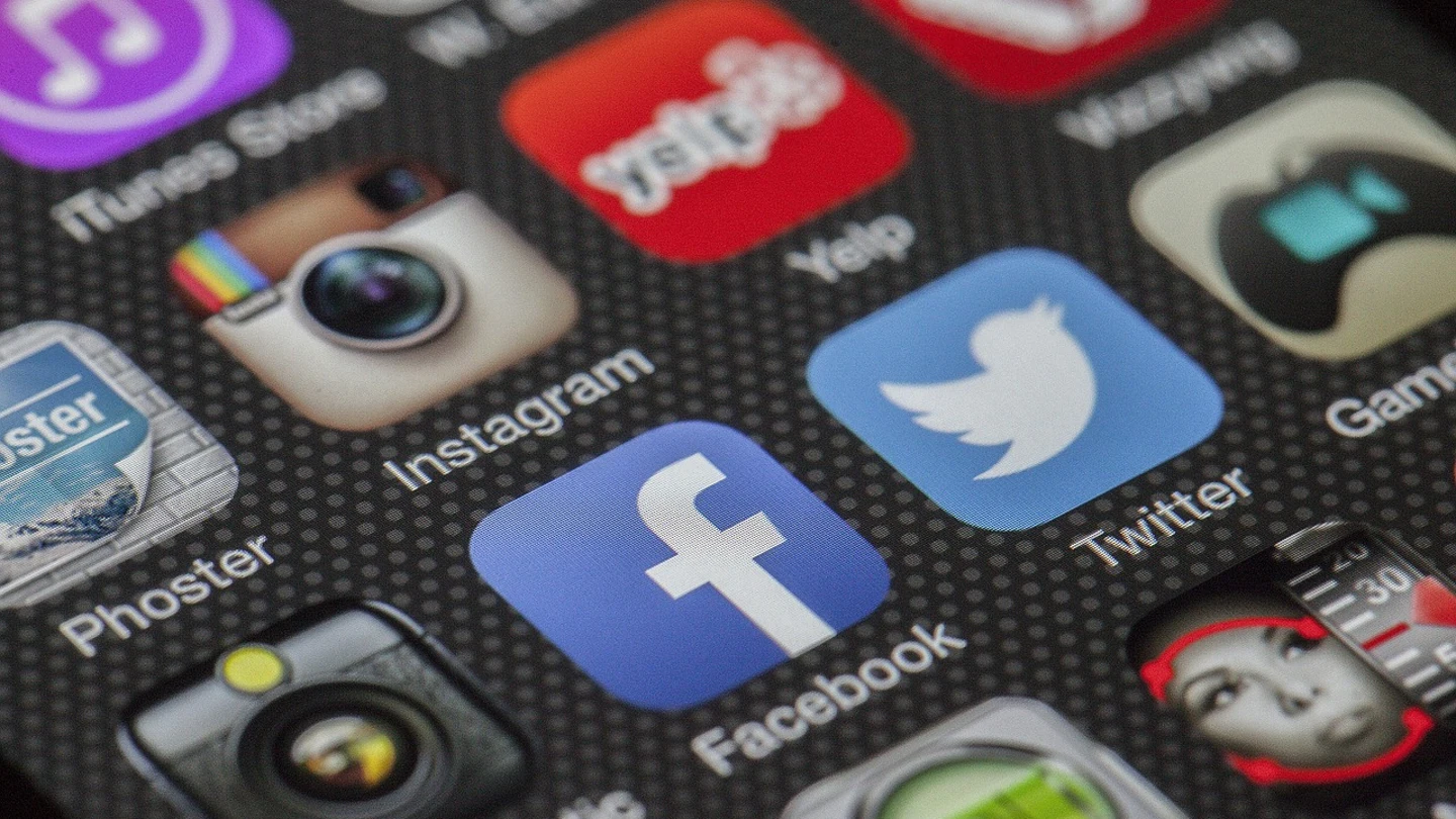Redes sociales Instagram, Facebook y Twitter