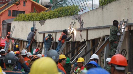  Elementos del Ejercito Mexicano y voluntarios realizan labores de rescate en el colegio Enrique R&eacute;bsamen