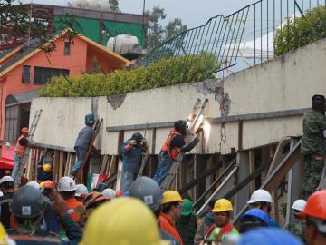 Elementos del Ejercito Mexicano y voluntarios realizan labores de rescate en el colegio Enrique Rébsamen Elementos del Ejercito Mexicano y voluntarios realizan labores de rescate en el colegio Enrique Rébsamen