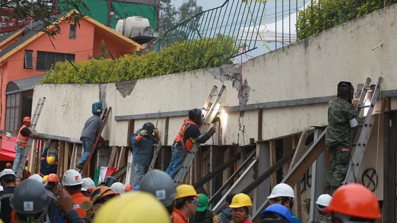  Elementos del Ejercito Mexicano y voluntarios realizan labores de rescate en el colegio Enrique Rébsamen