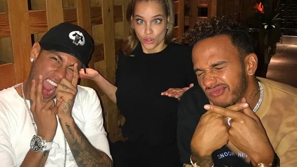 Neymar, de fiesta con Hamilton