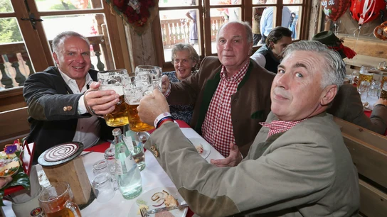 Ancelotti bebe cerveza con Rummennige y Hoeness Ancelotti bebe cerveza con Rummennige y Hoeness