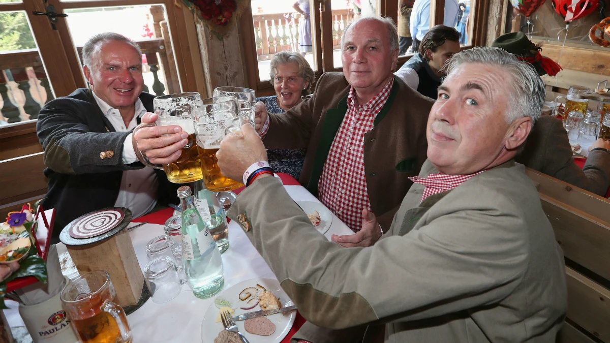 Ancelotti bebe cerveza con Rummennige y Hoeness