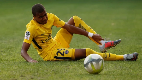 Mbappé se duele del tobillo en una acción del Montpellier - PSG Mbappé se duele del tobillo en una acción del Montpellier - PSG