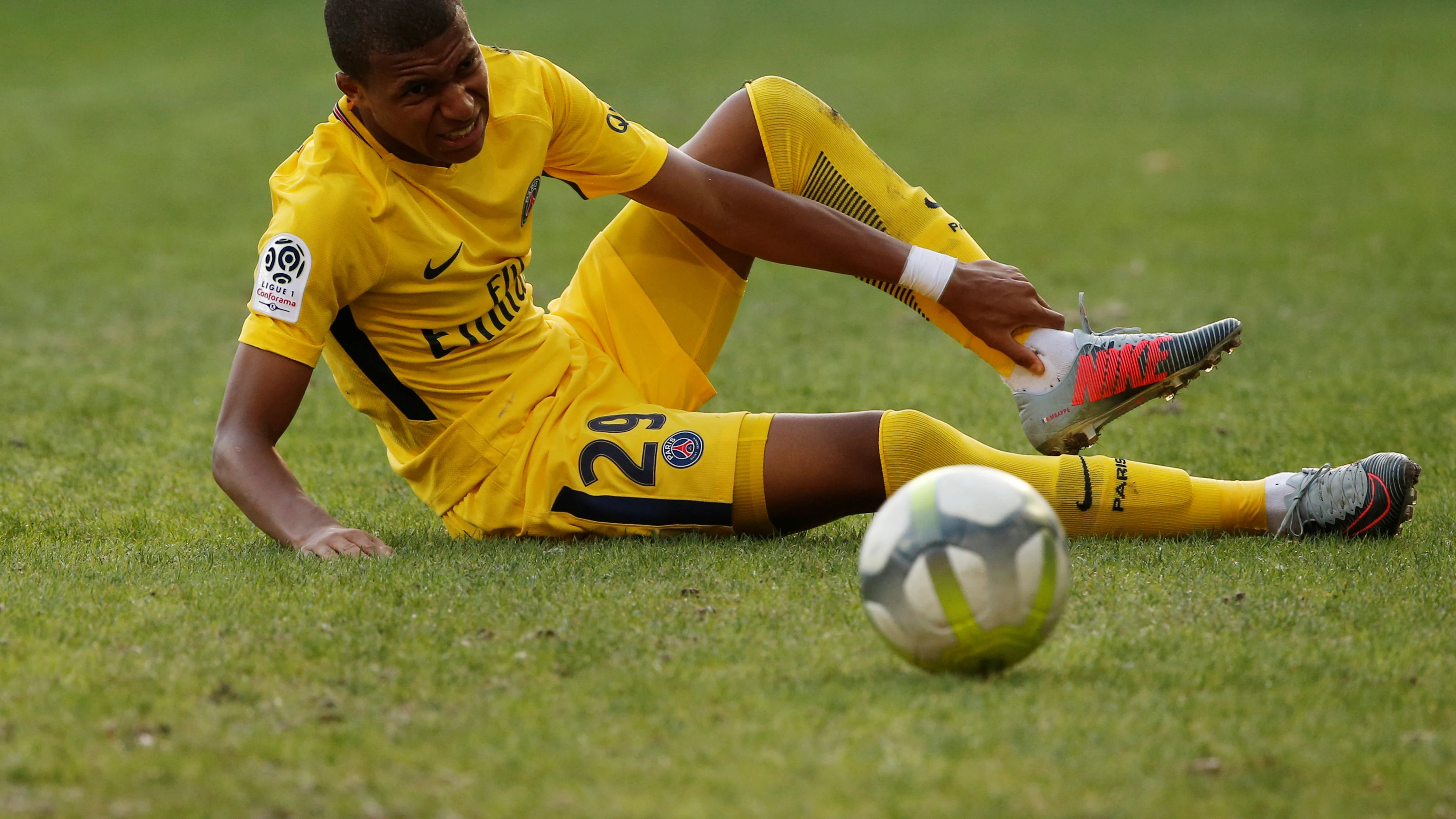 Mbappé se duele del tobillo en una acción del Montpellier - PSG Mbappé se duele del tobillo en una acción del Montpellier - PSG