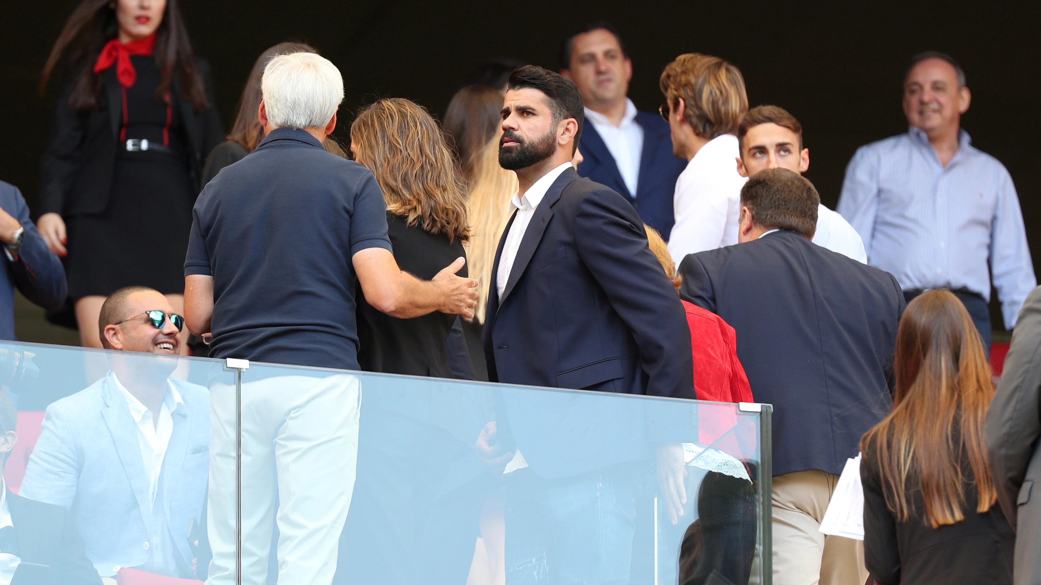 Diego Costa, en el palco del Wanda Metropolitano durante el Atlético de Madrid - Sevilla