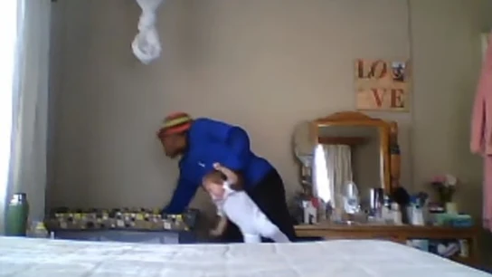 Un momento del vídeo que capta a una niñera maltratando a un bebé Un momento del vídeo que capta a una niñera maltratando a un bebé