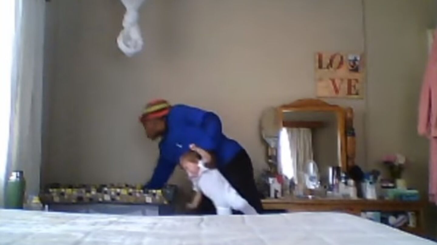 Un momento del v&iacute;deo que capta a una ni&ntilde;era maltratando a un beb&eacute;