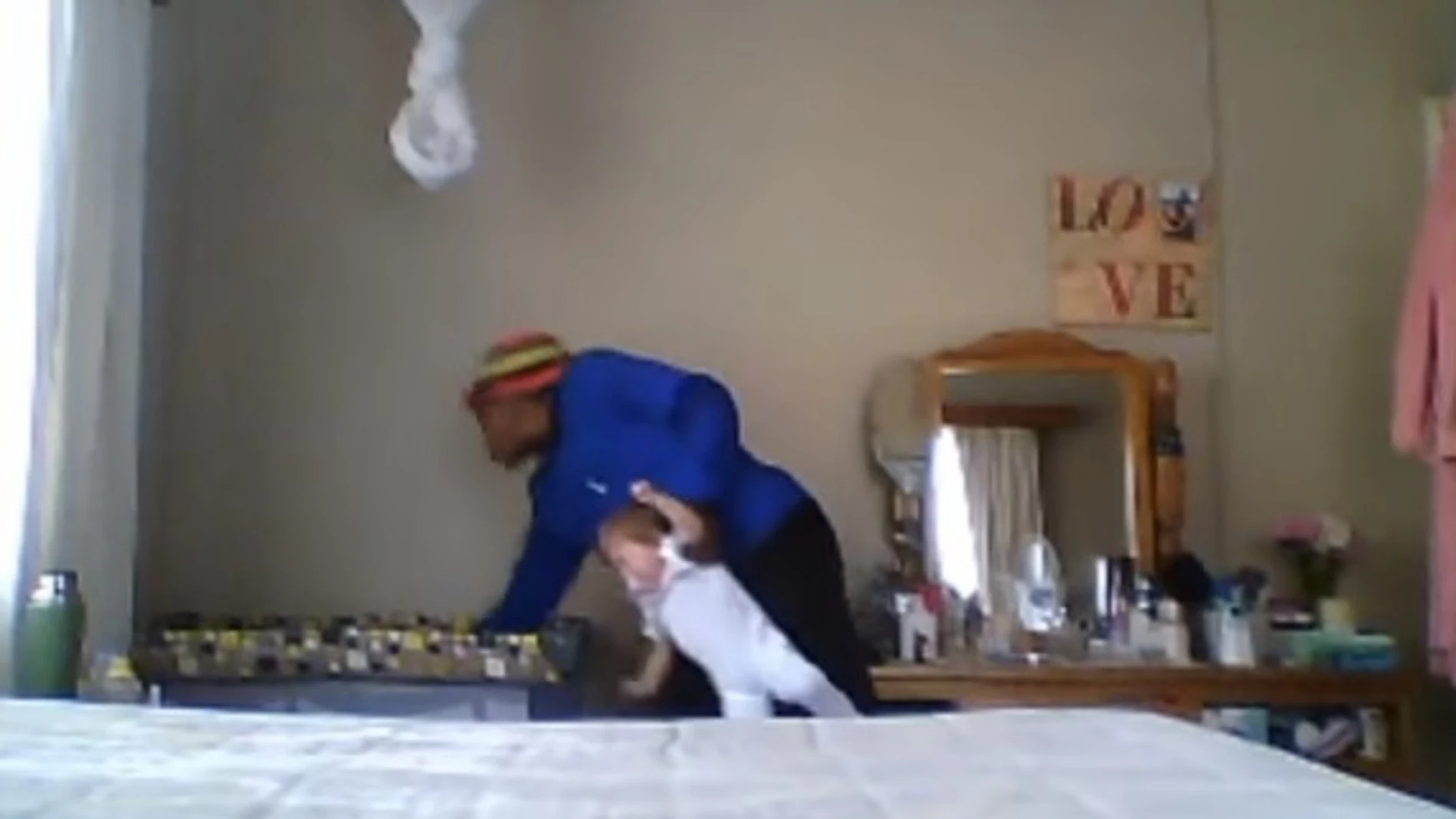 Un momento del vídeo que capta a una niñera maltratando a un bebé