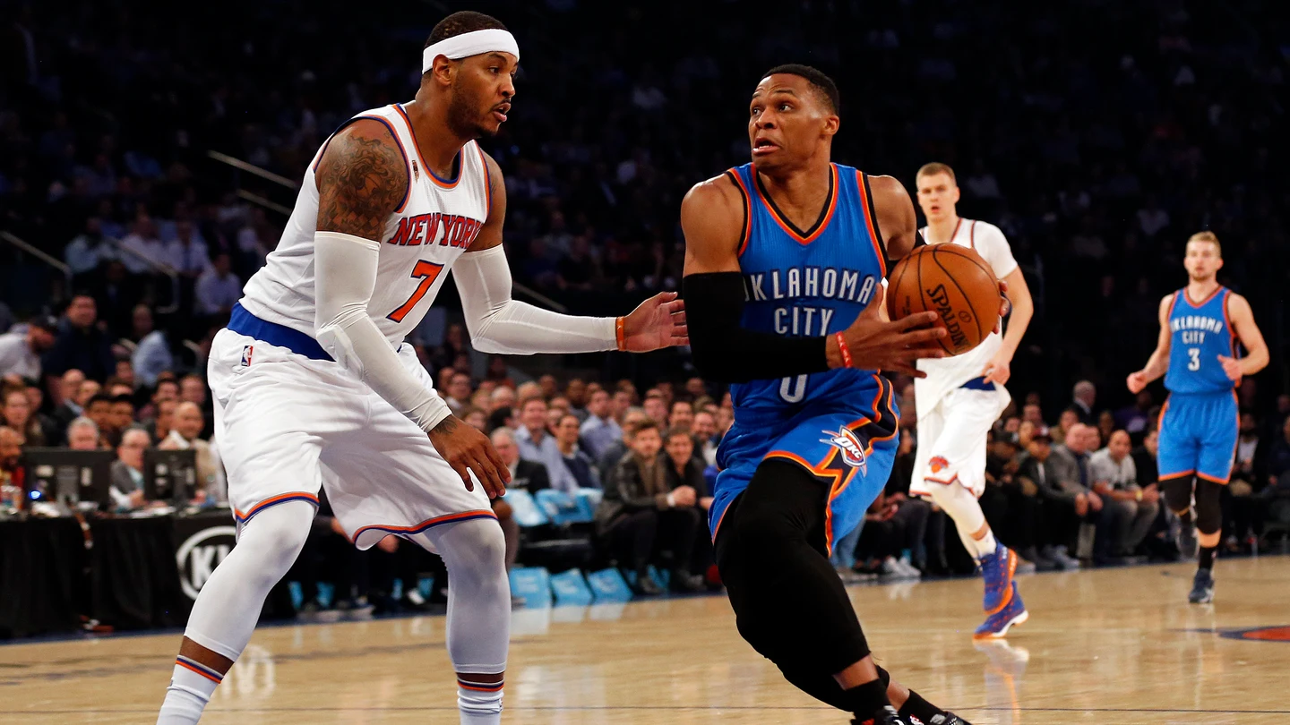 Carmelo Anthony intenta defender a Russell Westbrook, su nuevo compañero Carmelo Anthony intenta defender a Russell Westbrook, su nuevo compañero