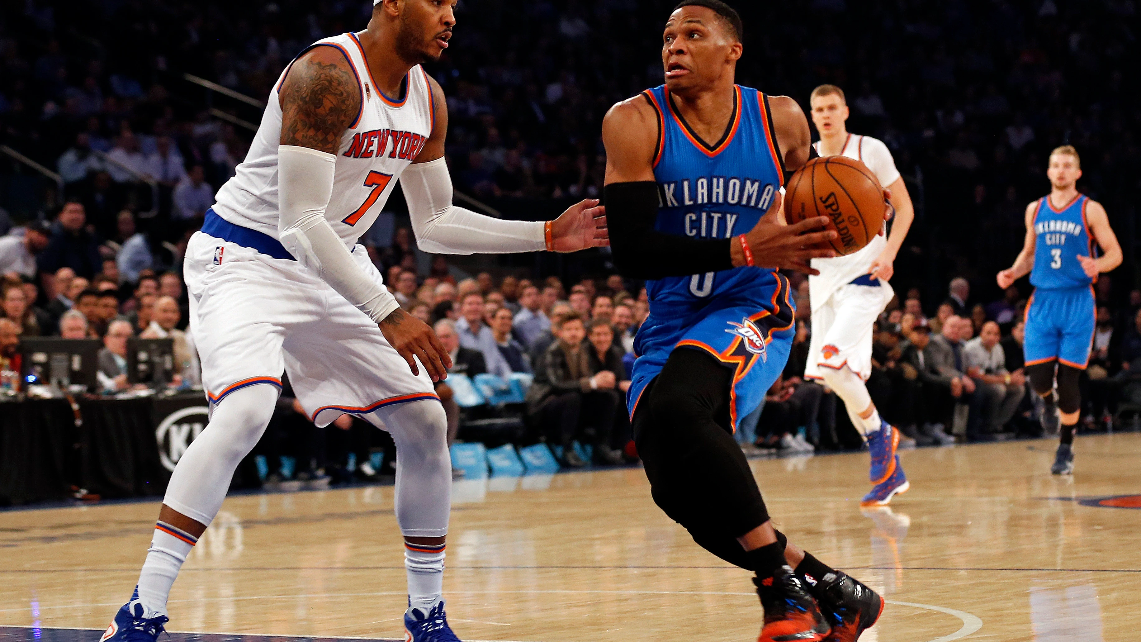 Carmelo Anthony intenta defender a Russell Westbrook, su nuevo compañero Carmelo Anthony intenta defender a Russell Westbrook, su nuevo compañero
