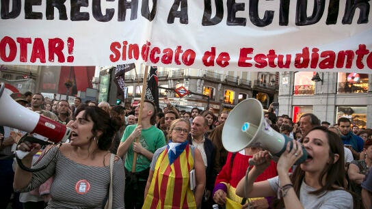 Un momento de la concentraci&oacute;n convocada por partidos y plataformas como la coordinadora 25S en la Puerta del Sol de Madrid