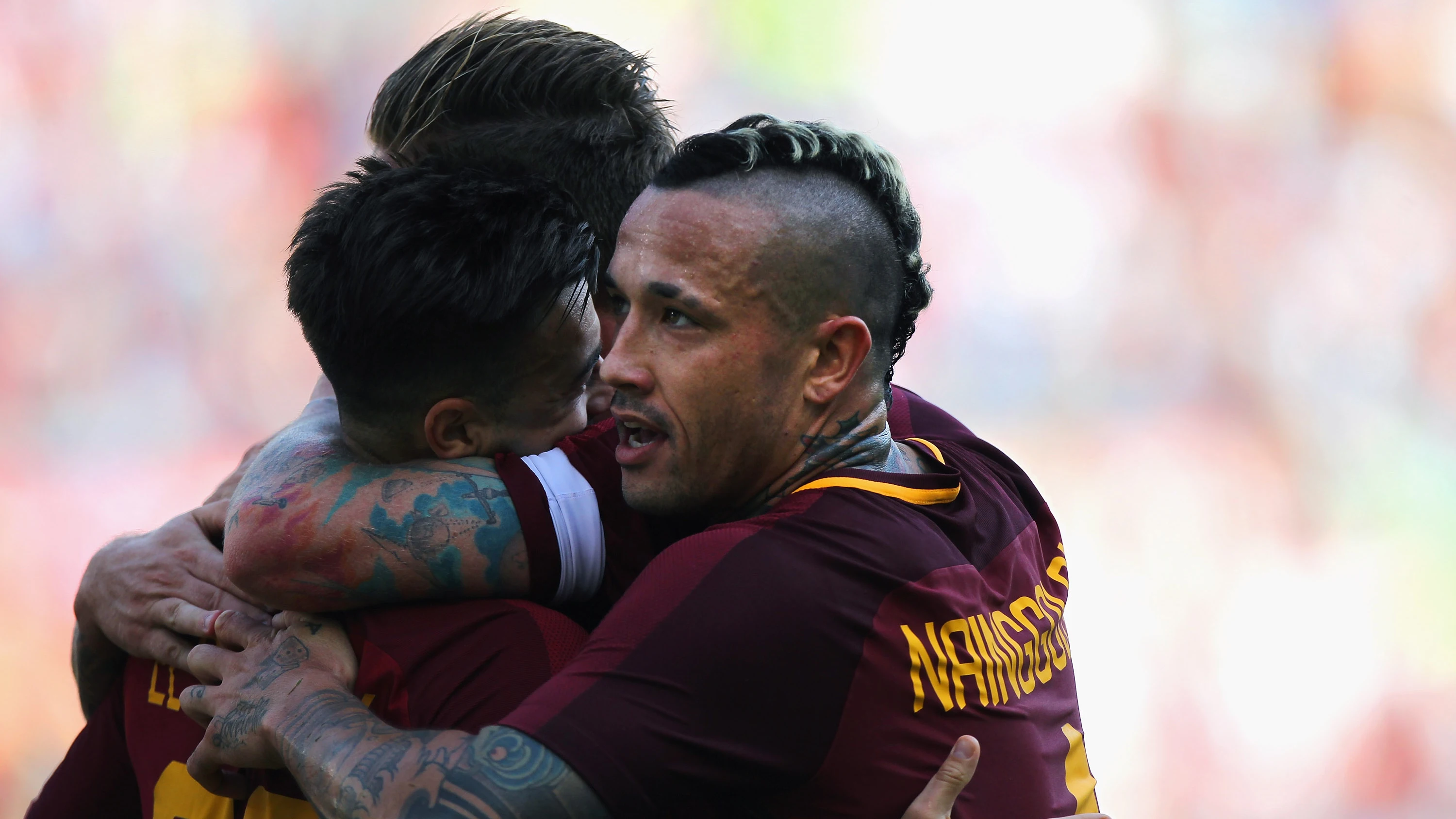 Los jugadores de la Roma celebran uno de los goles ante el Udinese Los jugadores de la Roma celebran uno de los goles ante el Udinese
