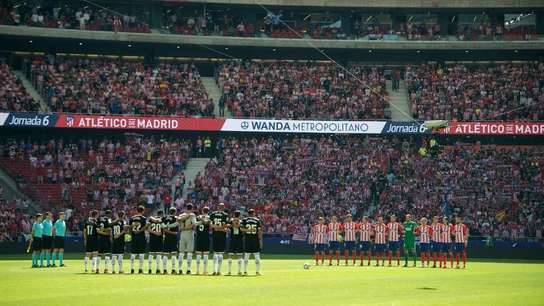 Atlético y Sevilla guardan un minuto de silencio Atlético y Sevilla guardan un minuto de silencio
