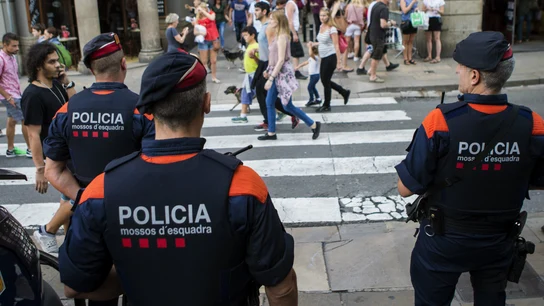 Efectivos del cuerpo de Mossos d'Esquadra patrullan por Barcelona Efectivos del cuerpo de Mossos d'Esquadra patrullan por Barcelona