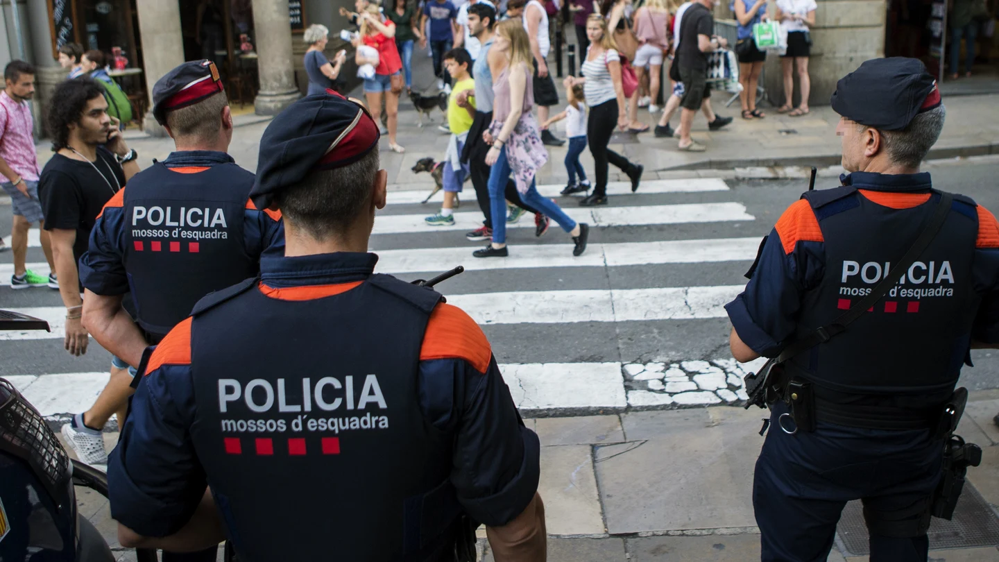 Efectivos del cuerpo de Mossos d'Esquadra patrullan por Barcelona Efectivos del cuerpo de Mossos d'Esquadra patrullan por Barcelona