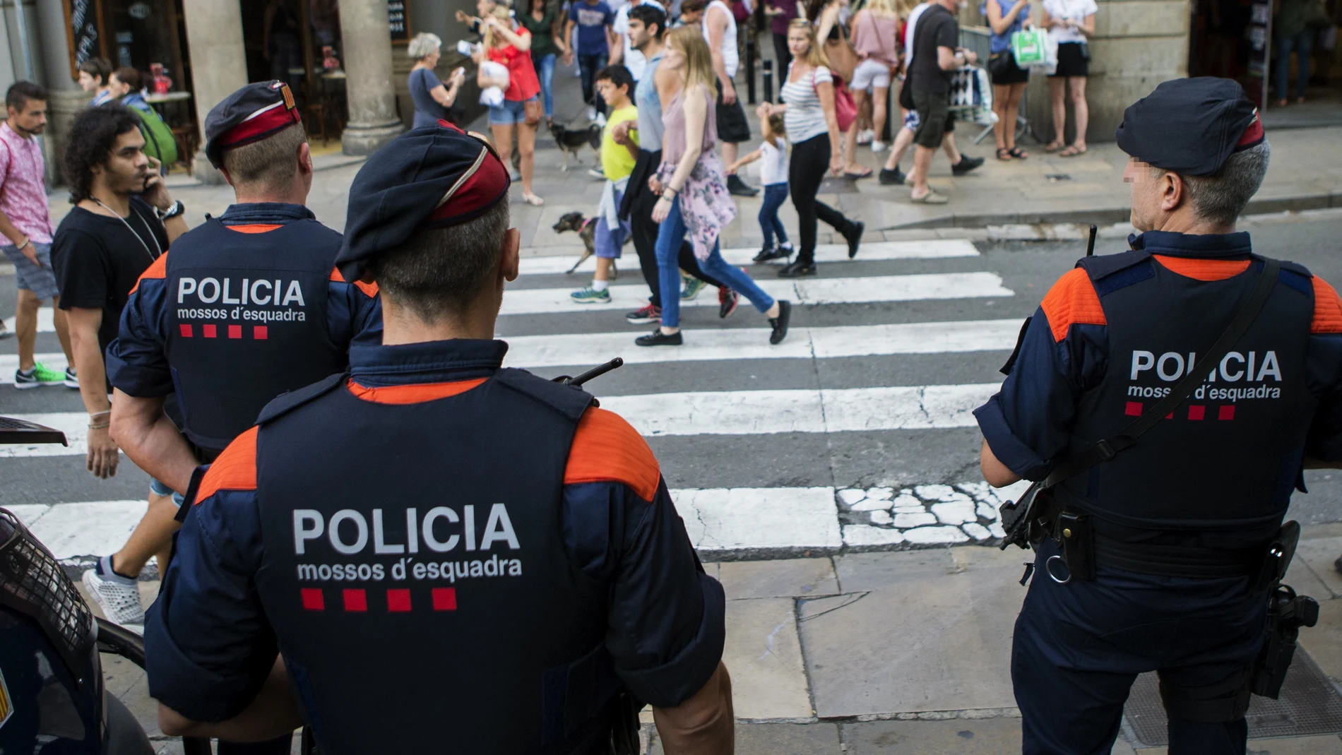 Efectivos del cuerpo de Mossos d'Esquadra patrullan por Barcelona