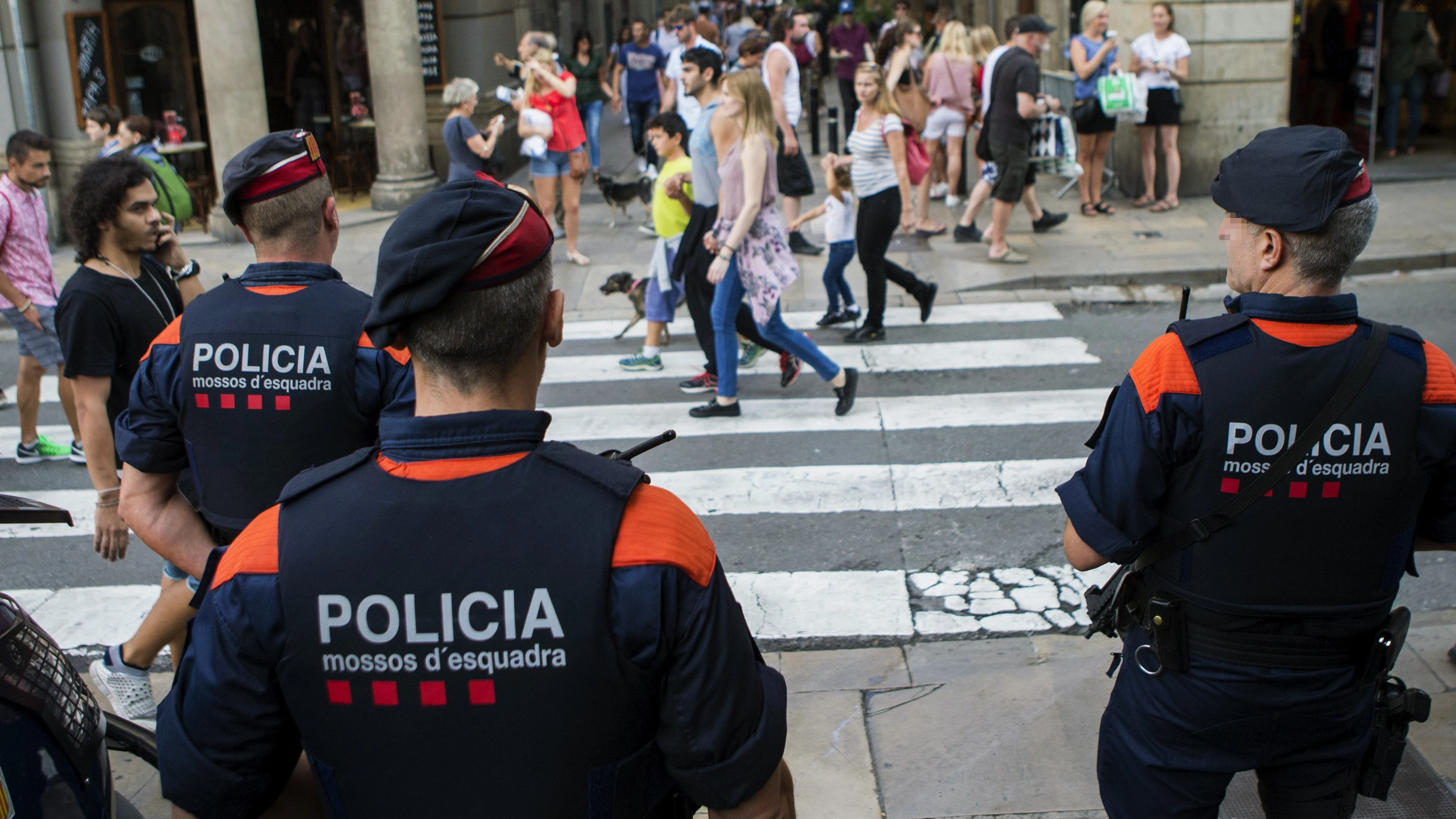 Efectivos del cuerpo de Mossos d'Esquadra patrullan por Barcelona