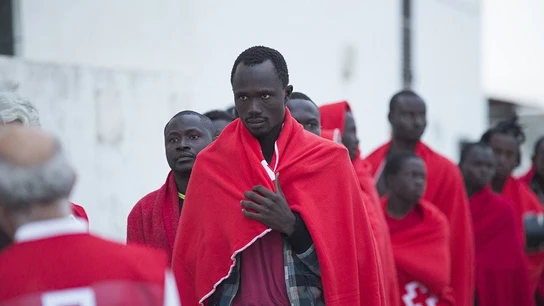 Varios de los 28 inmigrantes a su llegada al puerto granadino de Motril, tras ser rescatados por Salvamento Marítimo Varios de los 28 inmigrantes a su llegada al puerto granadino de Motril, tras ser rescatados por Salvamento Marítimo