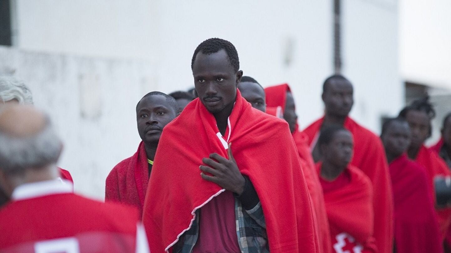 Varios de los 28 inmigrantes a su llegada al puerto granadino de Motril, tras ser rescatados por Salvamento Mar&iacute;timo