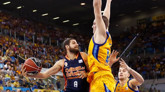 Diot busca el pase ante la defensa del Herbalife Gran Canaria Diot busca el pase ante la defensa del Herbalife Gran Canaria