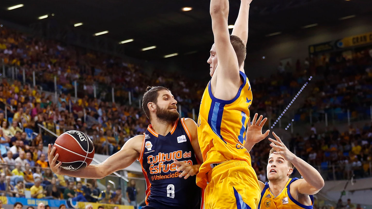 Diot busca el pase ante la defensa del Herbalife Gran Canaria Diot busca el pase ante la defensa del Herbalife Gran Canaria