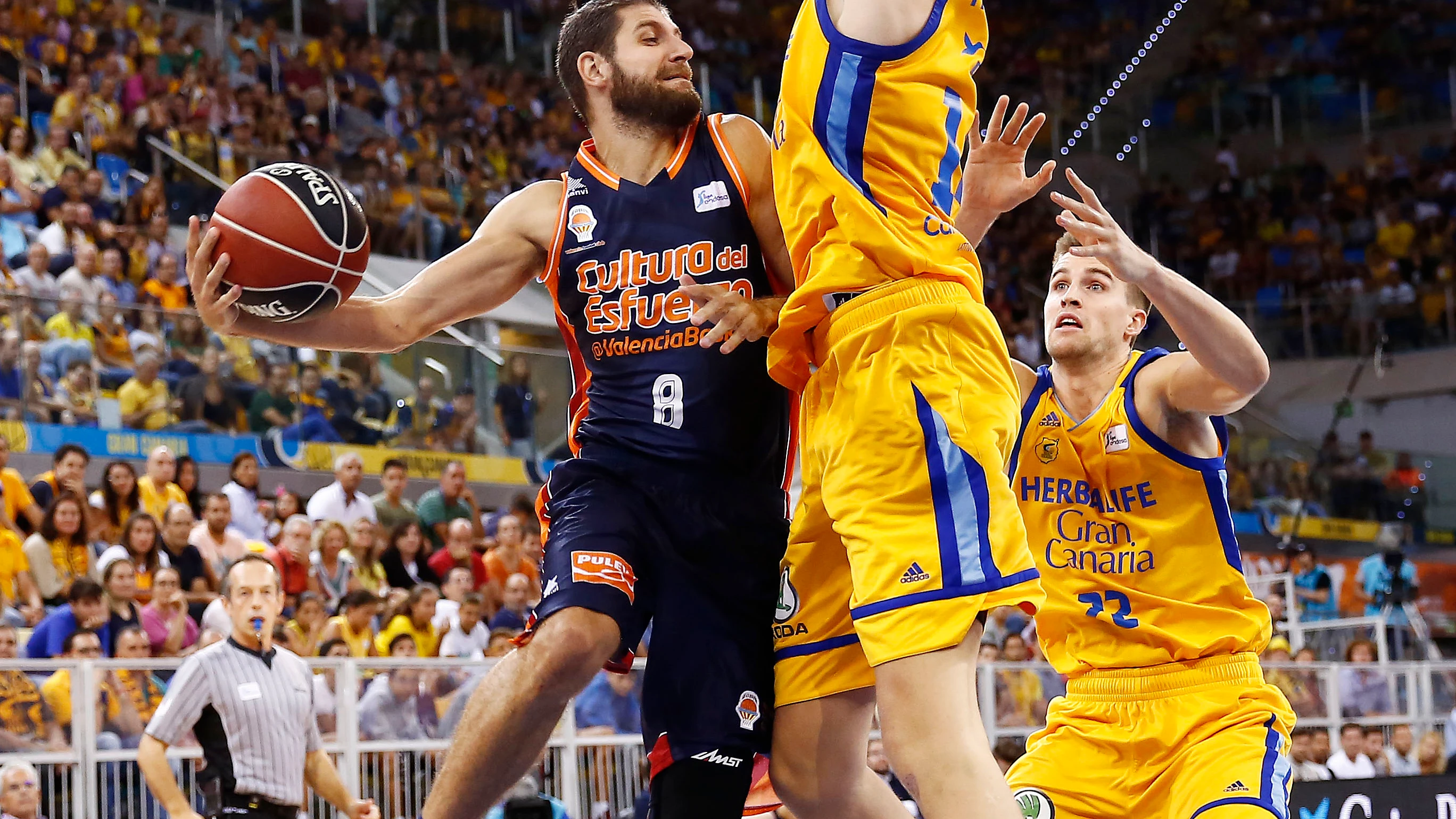 Diot busca el pase ante la defensa del Herbalife Gran Canaria