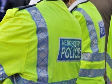 London Police detain a man for throwing shotgun shells in front of Buckingham Palace