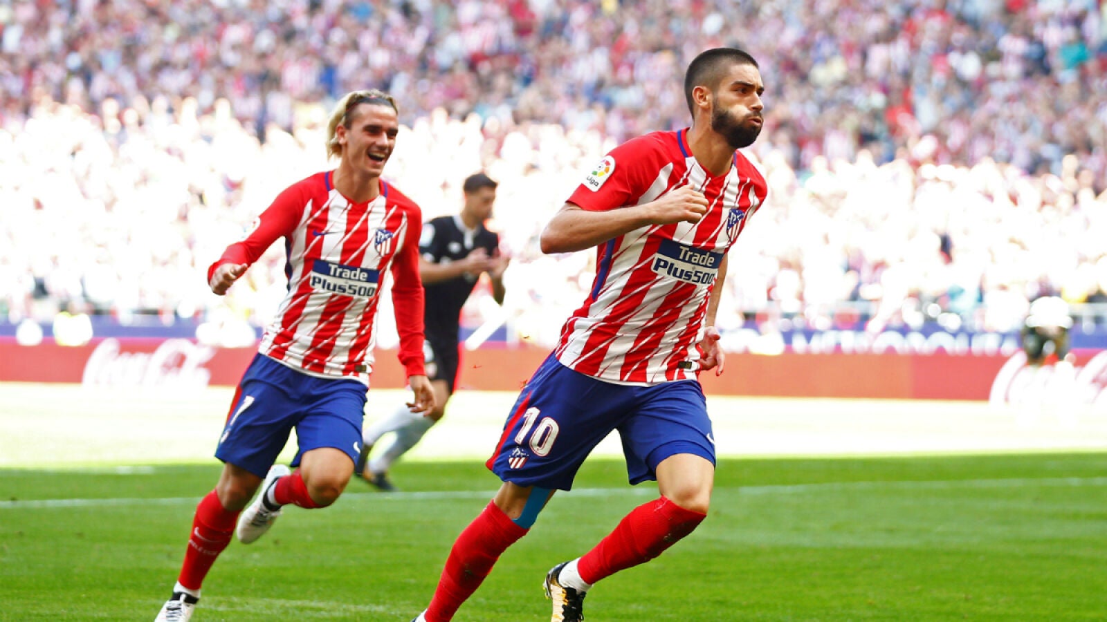 Carrasco y Griezmann celebran un gol