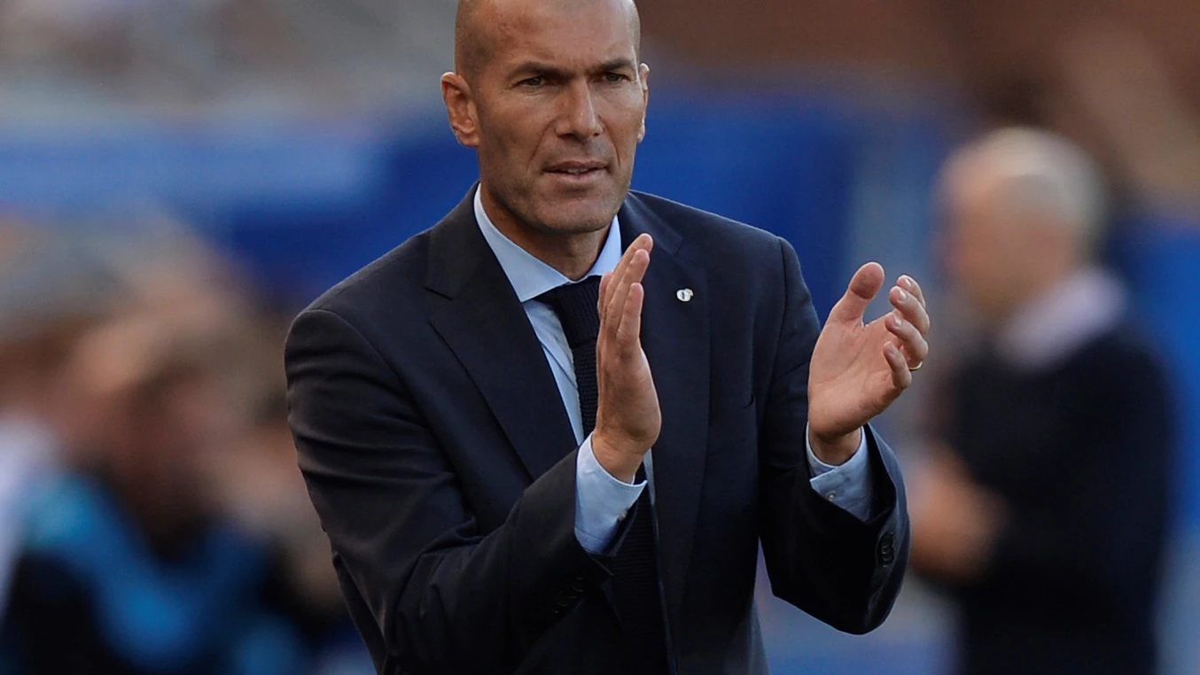 Zidane aplaude a sus jugadores durante el Alavés - Real Madrid