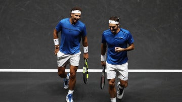 Nadal y Federer bromean durante su partido de dobles en la Laver Cup