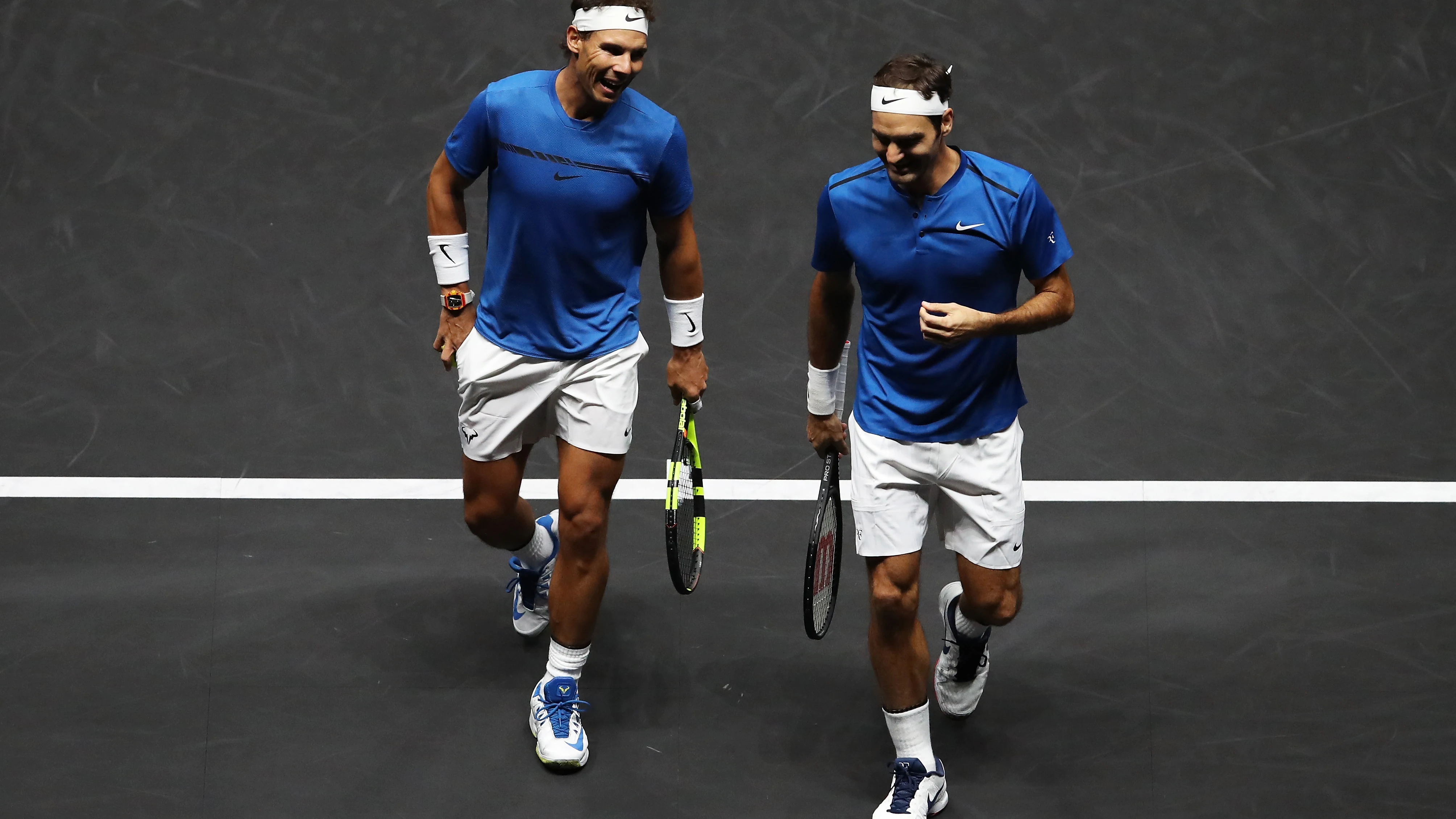 Nadal y Federer bromean durante su partido de dobles en la Laver Cup