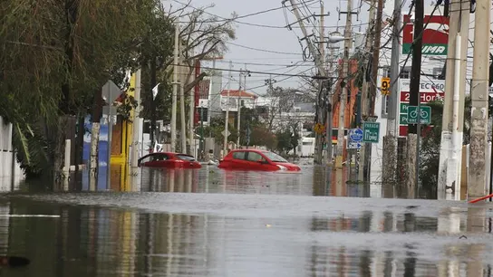 Dos coches flotan en una calle totalmente inundada en San Juan (Puerto Rico), tras el paso del huracán María. Dos coches flotan en una calle totalmente inundada en San Juan (Puerto Rico), tras el paso del huracán María.