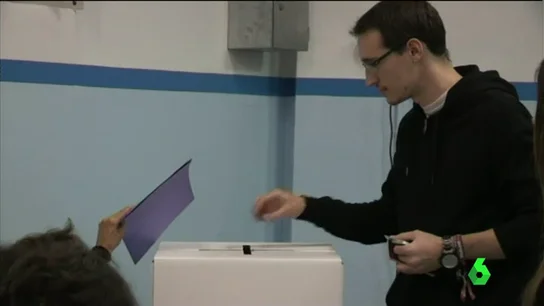 Un ciudadano deposita un voto en una urna Un ciudadano deposita un voto en una urna