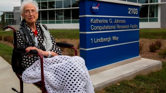 Katherine Johnson, junto a la placa del edificio que lleva su nombre