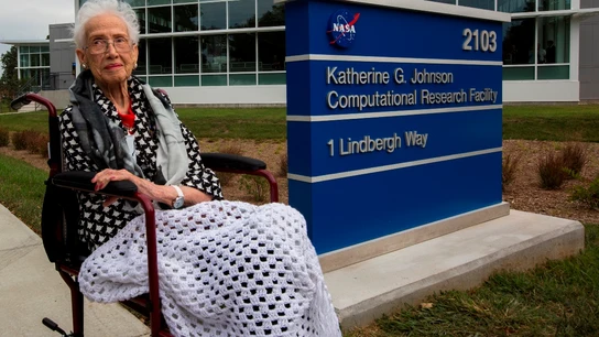 Katherine Johnson, junto a la placa del edificio que lleva su nombre Katherine Johnson, junto a la placa del edificio que lleva su nombre