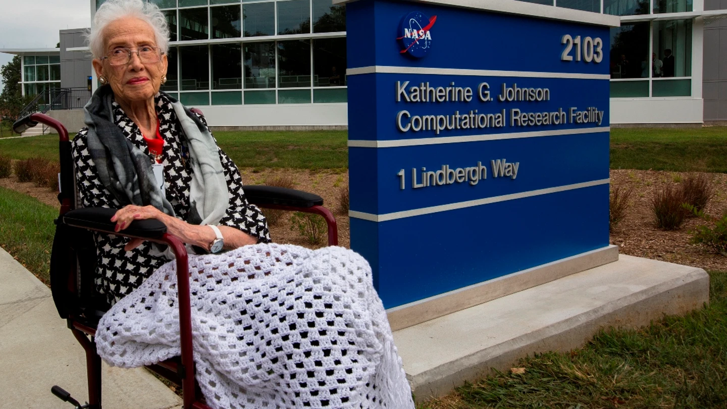 Katherine Johnson, junto a la placa del edificio que lleva su nombre Katherine Johnson, junto a la placa del edificio que lleva su nombre