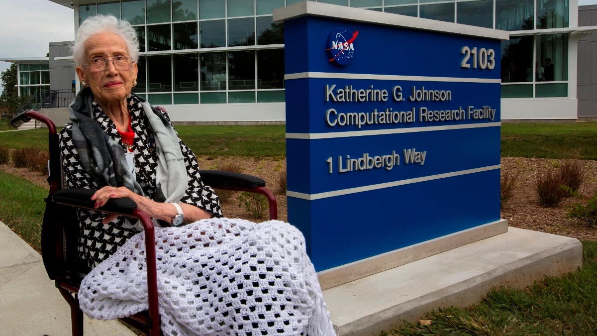 Katherine Johnson, junto a la placa del edificio que lleva su nombre