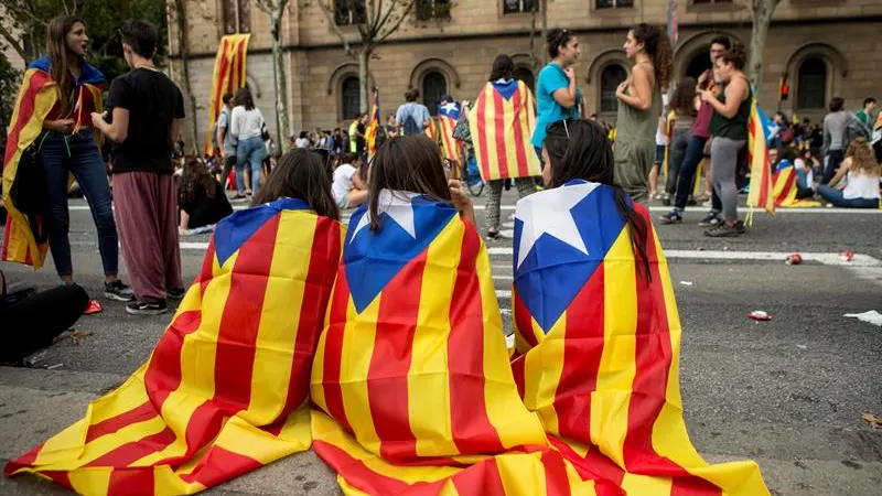 Imagen de los estudiantes que cortaron la Gran Vía de Barcelona en la plaza de la Universidad y ocuparon el edificio histórico de la Universitat de Barcelona.