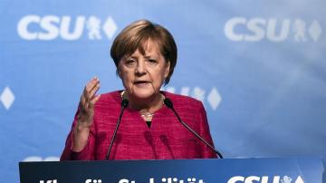 La canciller alemana, Angela Merkel da un discurso durante el último acto de campaña