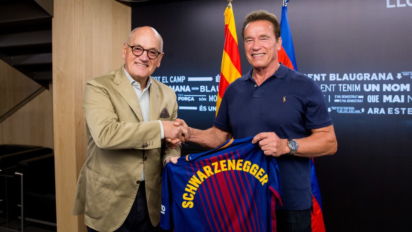 Schwarzenegger posa con la camiseta del Barcelona