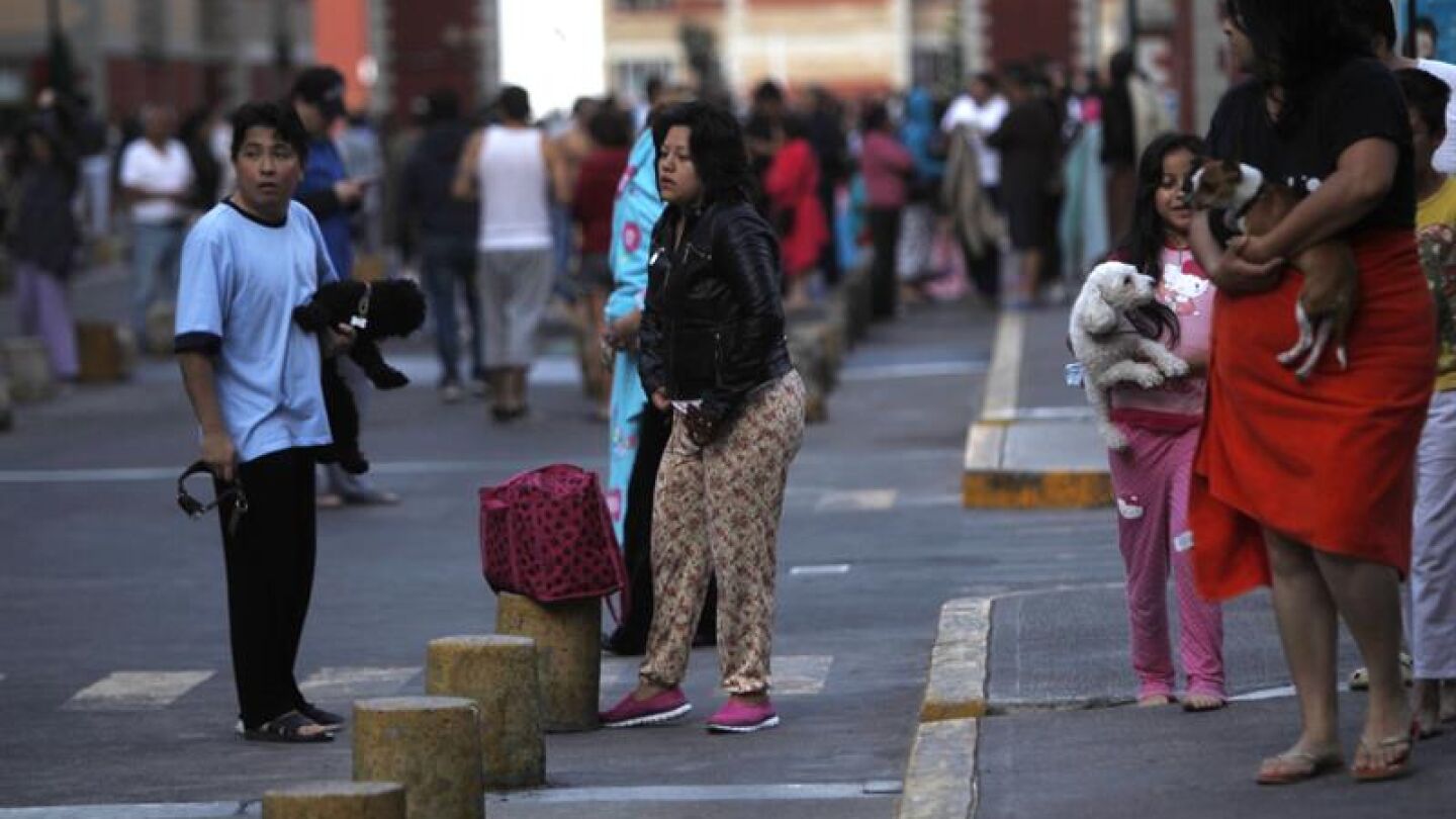 Habitantes de la capital mexicana se ponen a resguardo