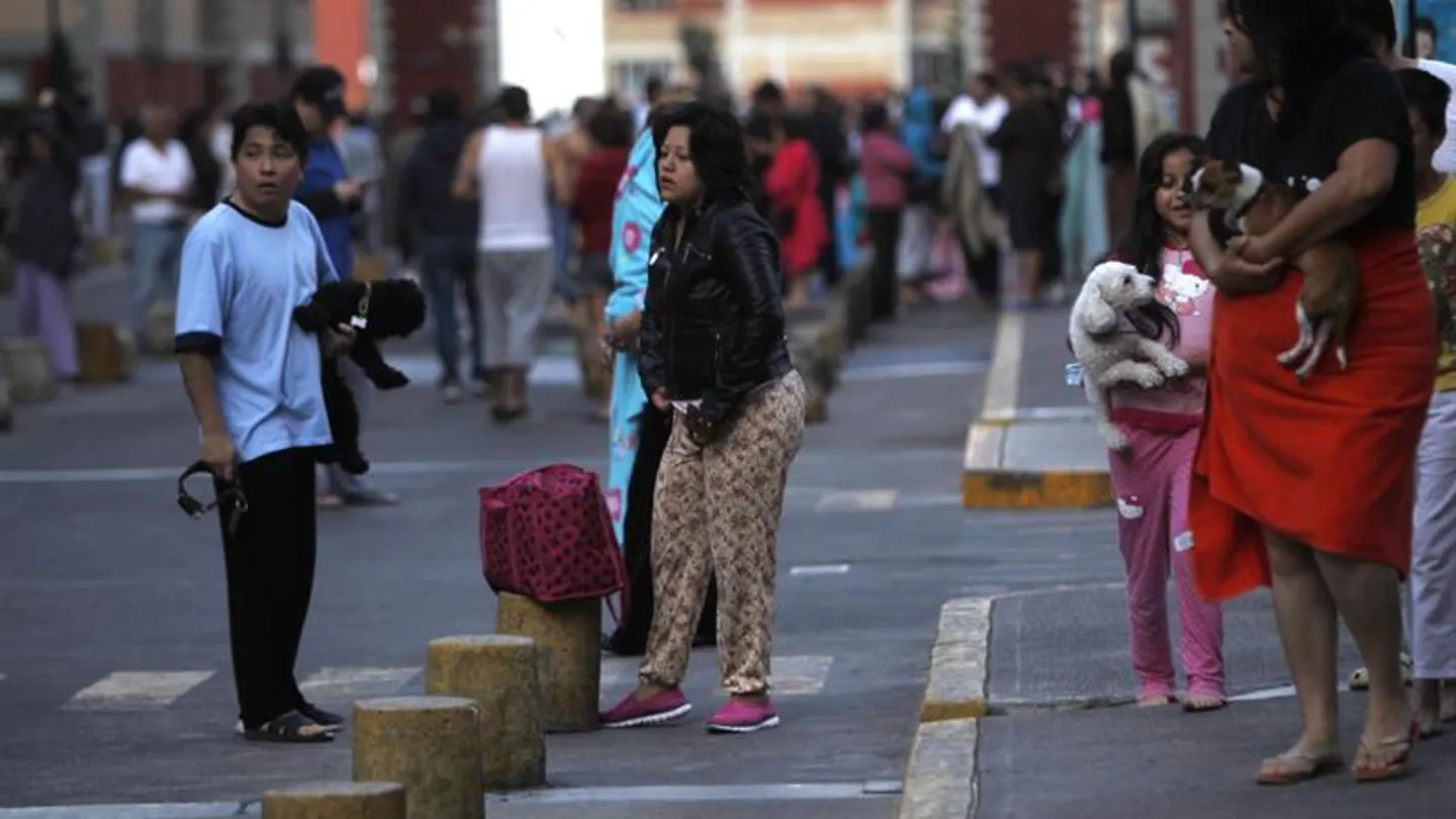 Habitantes de la capital mexicana se ponen a resguardo Habitantes de la capital mexicana se ponen a resguardo