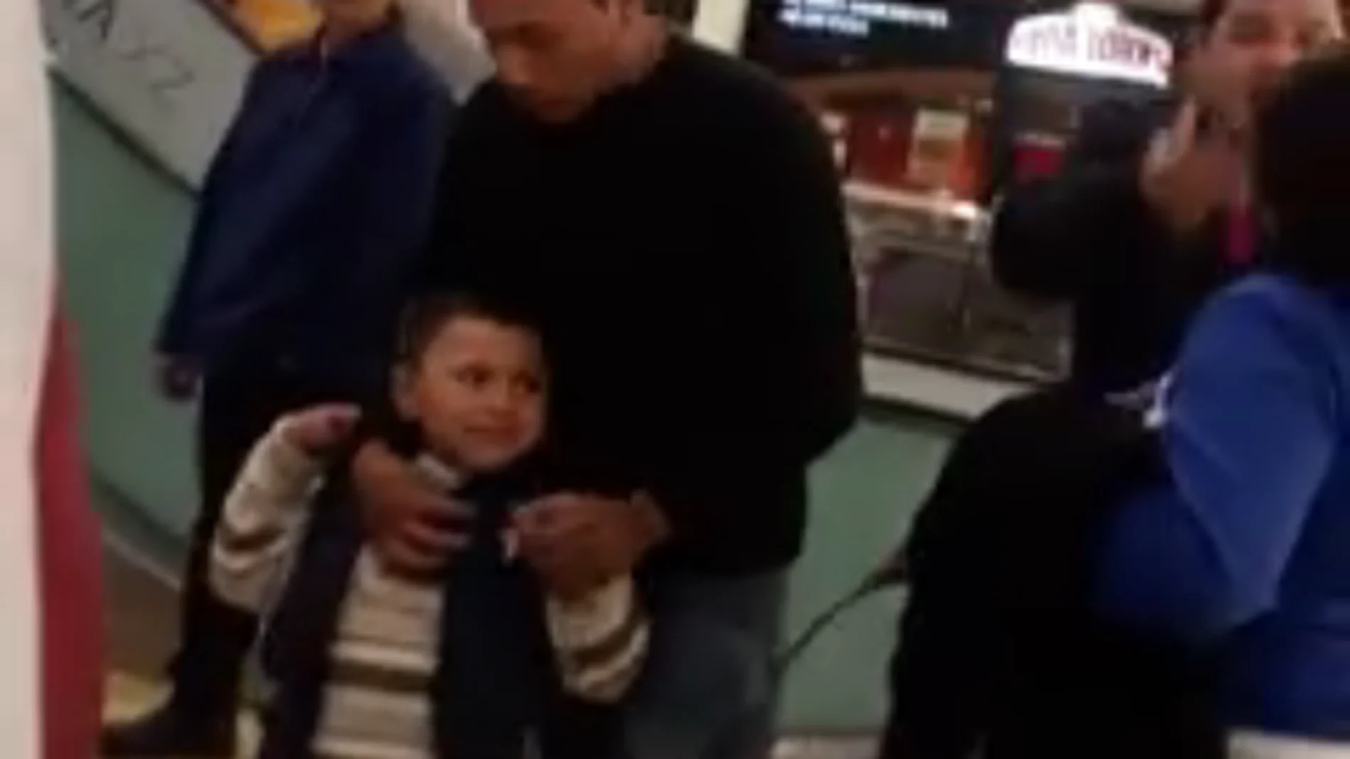 Una mujer agrede a su hijo de cuatro años con un cinturón en la cara en un centro comercial 