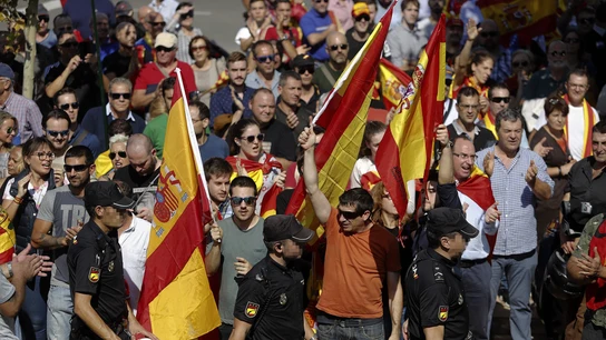 Un grupo de personas, con banderas españolas, aplaude a los agentes de la Policía Nacional en la entrada al pabellón Siglo XXI de Zaragoza Un grupo de personas, con banderas españolas, aplaude a los agentes de la Policía Nacional en la entrada al pabellón Siglo XXI de Zaragoza