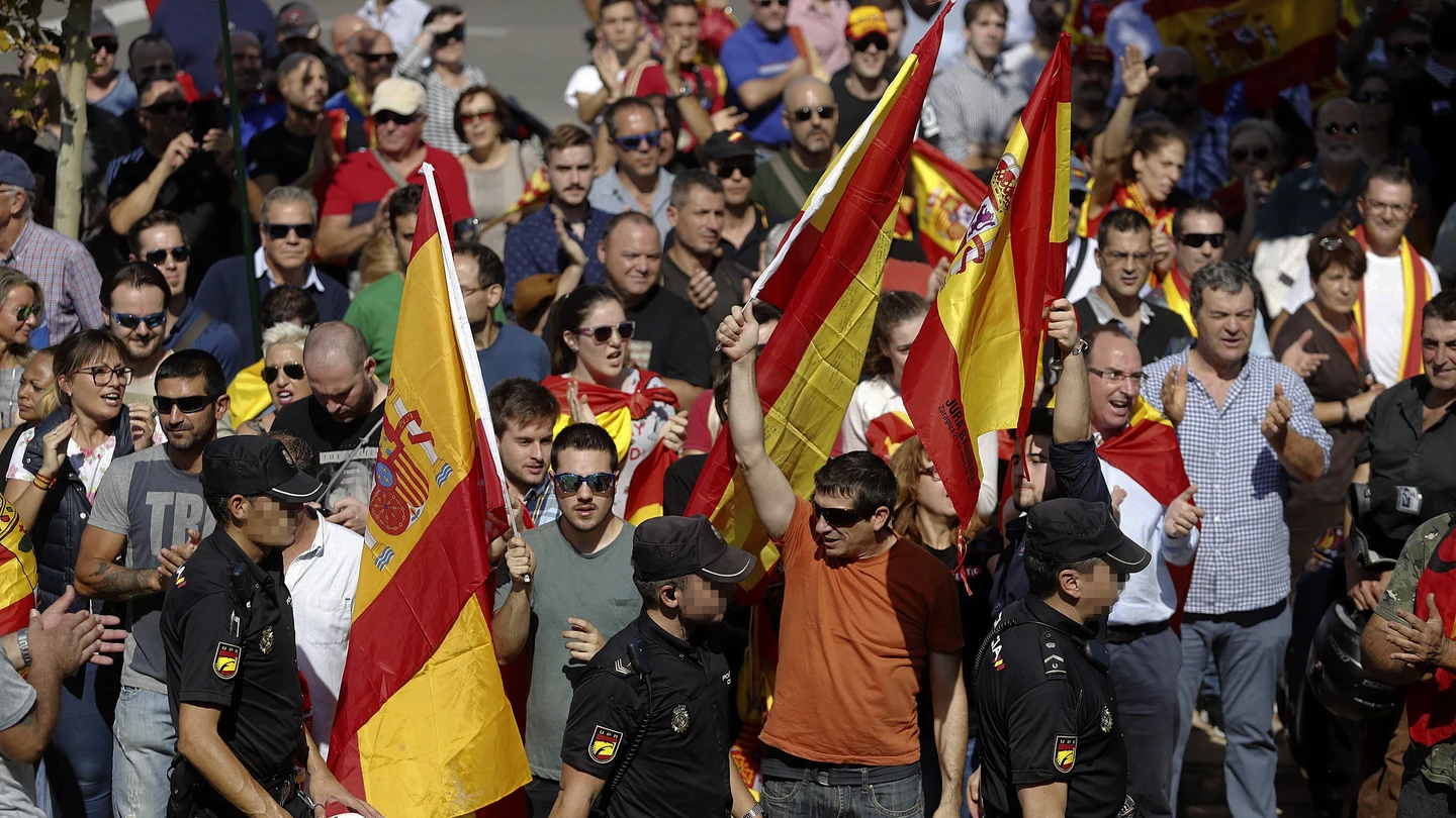 Un grupo de personas, con banderas españolas, aplaude a los agentes de la Policía Nacional en la entrada al pabellón Siglo XXI de Zaragoza Un grupo de personas, con banderas españolas, aplaude a los agentes de la Policía Nacional en la entrada al pabellón Siglo XXI de Zaragoza
