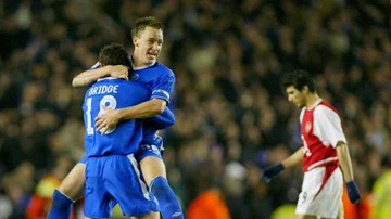 Terry abraza a Bridge durante un partido del Chelsea