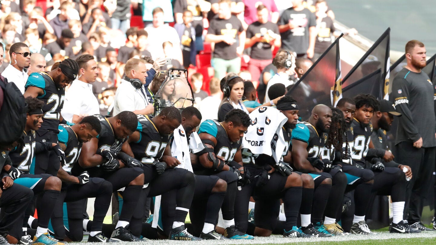 Jugadores de los Jaguars hincan la rodilla en el suelo a modo de protesta contra Donald Trump
