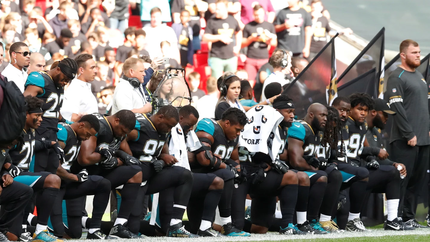 Jugadores de los Jaguars hincan la rodilla en el suelo a modo de protesta contra Donald Trump Jugadores de los Jaguars hincan la rodilla en el suelo a modo de protesta contra Donald Trump